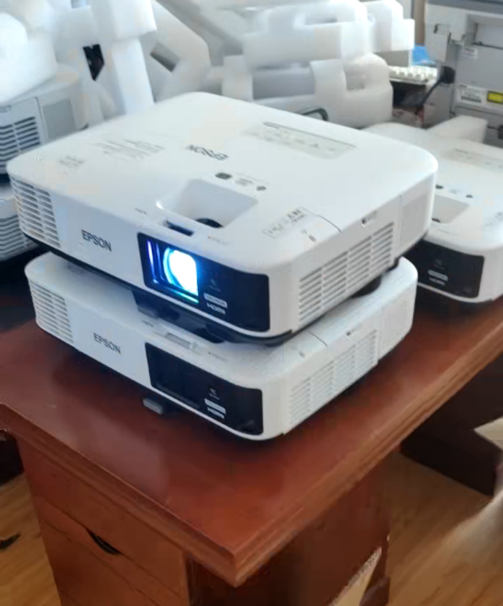 Epsons EB-2250u Smart Wireless 4K Ultra HD 2K LED 3D DLP Projector 5500 Lumens Portable Office Livin